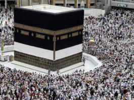 Pilgrims full of joy as touching and kissing Black Stone in Kaaba building now allowed