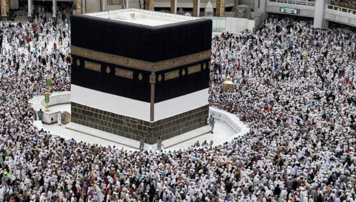 Pilgrims full of joy as touching and kissing Black Stone in Kaaba building now allowed