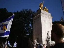 Supporters of hostage families gather for a vigil after the bodies of six murdered hostages were found by the IDF in Gaza, at Columbus Circle, New York, September 1, 2024. (Jackie Hajdenberg via JTA)