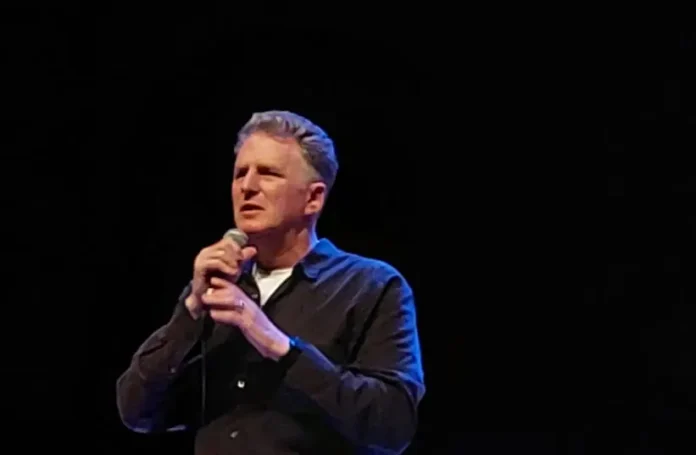 As Rapaport took the stage, he wasted no time in establishing the rules of engagement, humorously demanding that cellphones be turned off and jokingly warning anyone with a pager to leave immediately