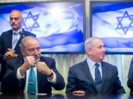 Prime Minister Benjamin Netanyahu (R) and Yisrael Beytenu leader Avigdor Liberman sign a coalition agreement in the Knesset on May 25, 2016. (Yonatan Sindel/Flash90)