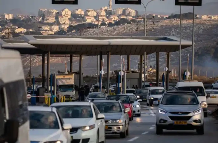 Israeli police inspectors and bomb squad unit are seen at the scene where Israeli Border Police forces shot at a driver who allegedly attempted to ram his vehicle into security personnel in az-Za'ayyem checkpoint near Ma’ale Adumim, November 25, 2020. (photo credit: YONATAN SINDEL/FLASH90)