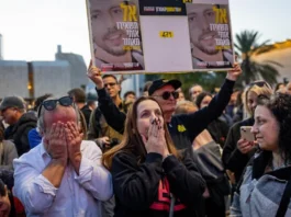 To mark the moment, yellow balloons—symbolizing solidarity with the hostages—were released into the sky, forming the shape of a ribbon