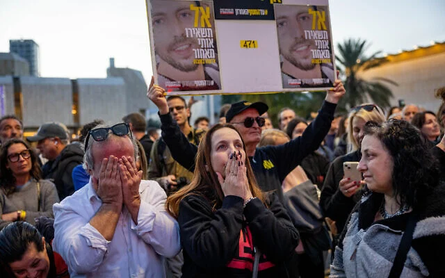 To mark the moment, yellow balloons—symbolizing solidarity with the hostages—were released into the sky, forming the shape of a ribbon