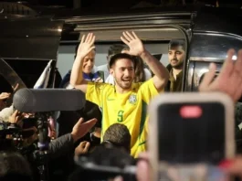 Released hostage Omer Shem Tov returning to his home in Herzliya, March 1, 2025. (Tal Gal/Flash90)