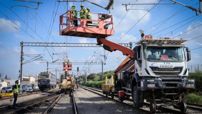 Transportation Minister Miri Regev visits Israel Railways workers during Tel Aviv repair efforts, August 21, 2025 Transportation Minister Miri Regev visits Israel Railways workers during Tel Aviv repair efforts, August 21, 2025