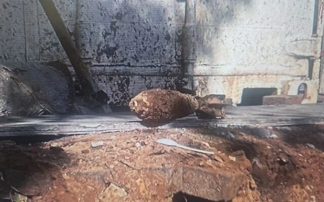 Police cordon off Herzl Street in Rehovot as bomb disposal experts disarm an unexploded mortar shell discovered on the busy road